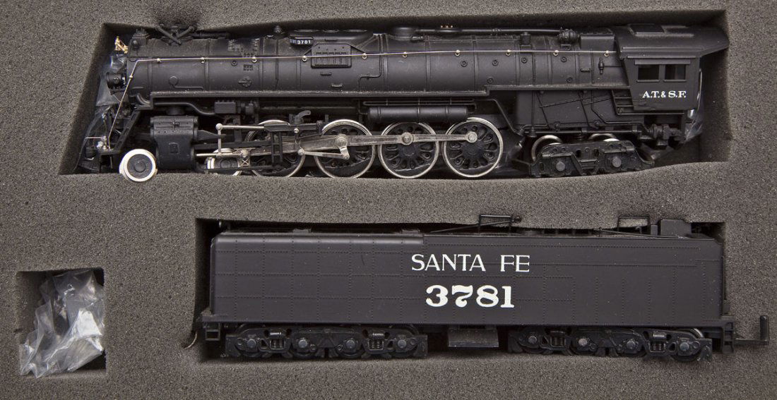 Bachmann Santa Fe 4-8-4 Loco & Tender (1 of 2)