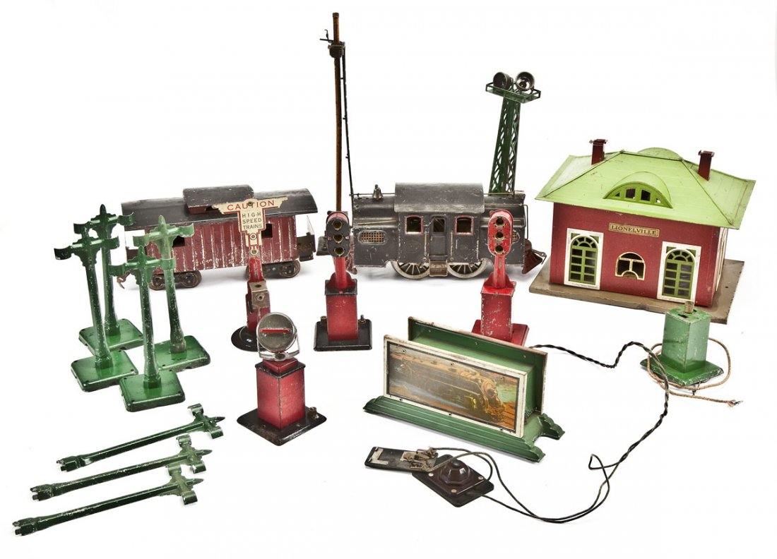 Lionel 38 Loco, 117 Caboose & Accessories (1 of 5)