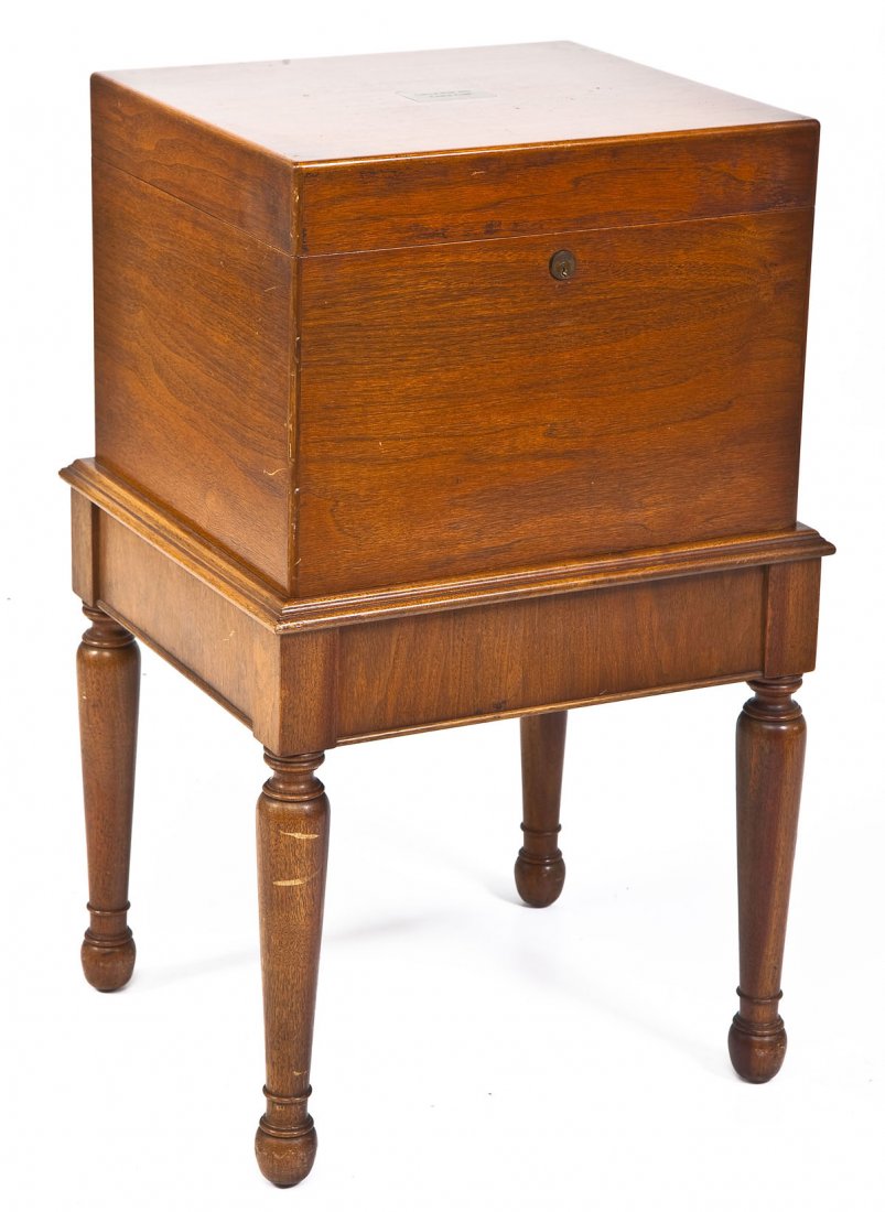Cigar Humidor on Stand (1 of 7)