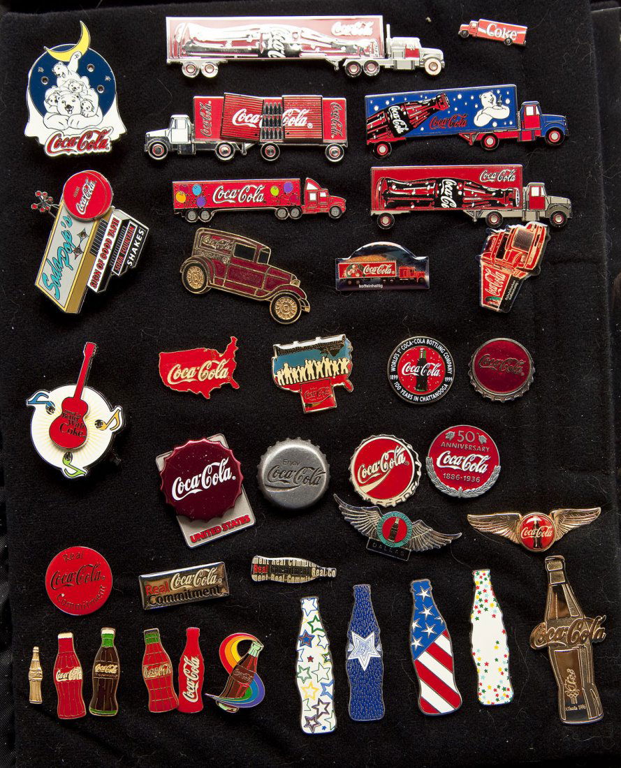 200 Coca-Cola Collectible Pins (1 of 8)