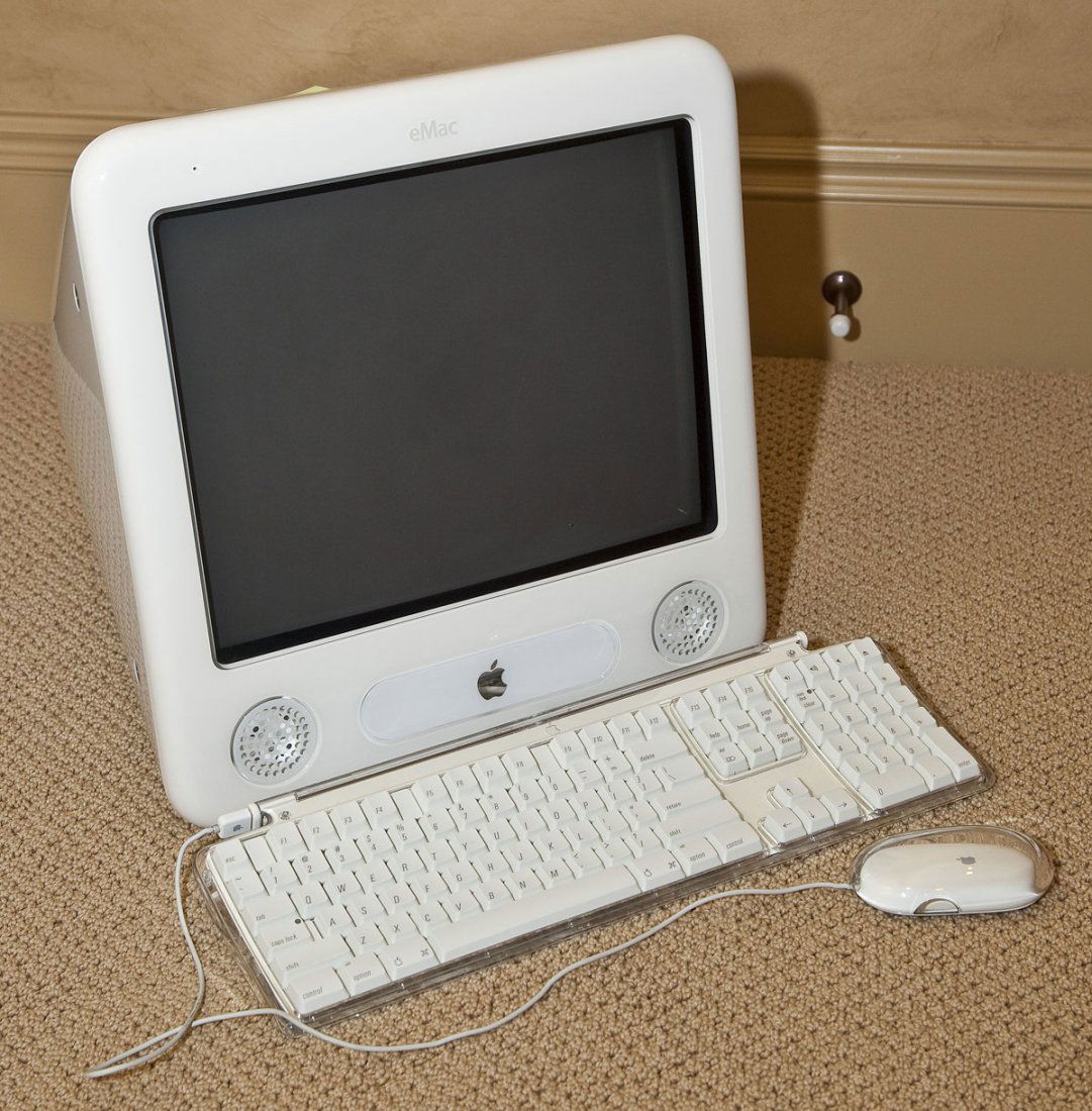 Apple eMac with Keyboard & Mouse (1 of 1)