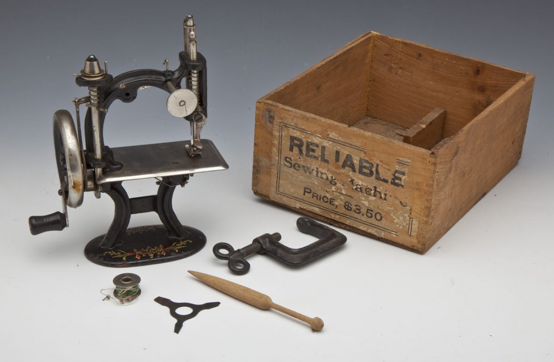 Reliable Child's Sewing Machine in OB (1 of 5)