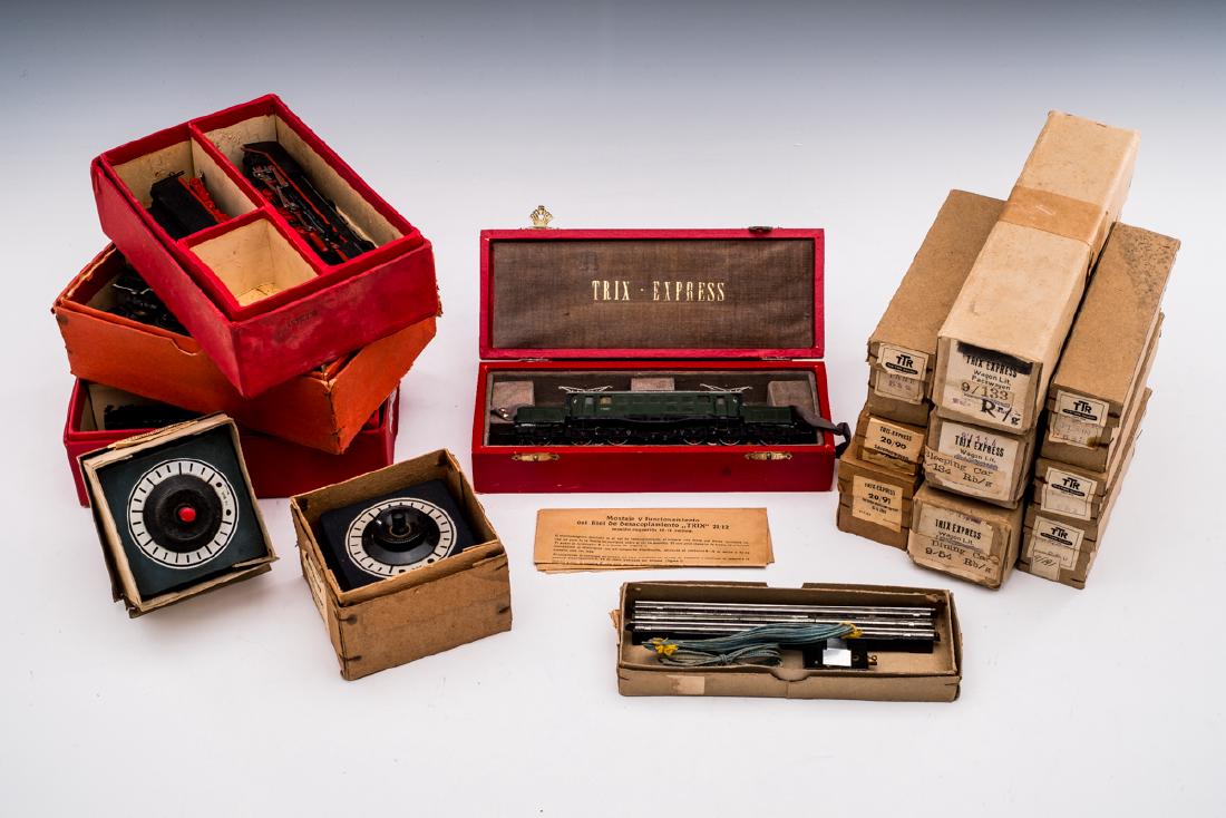 16 Trix Express HO Trains & Accessories (1 of 6)