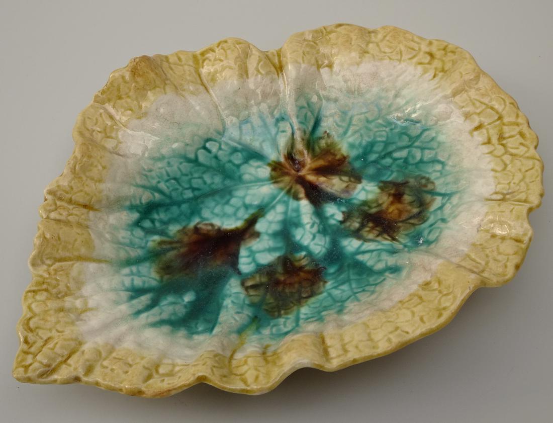 Antique American Etruscan Majolica Leaf Shaped Nappy (1 of 7)