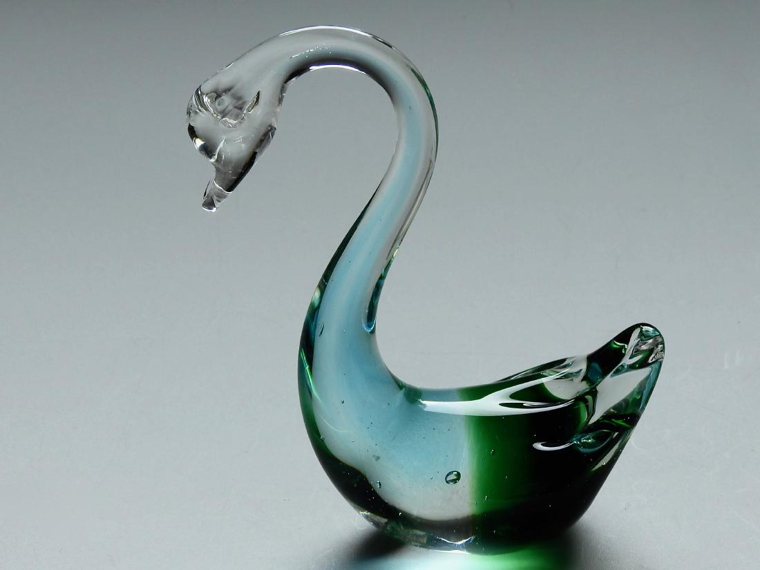 Vintage Art Glass Swan Figurine: Vintage Art Glass Swan Figurine Approximately 4 3/4 x 2 1/16 x 5 5/8 inches.