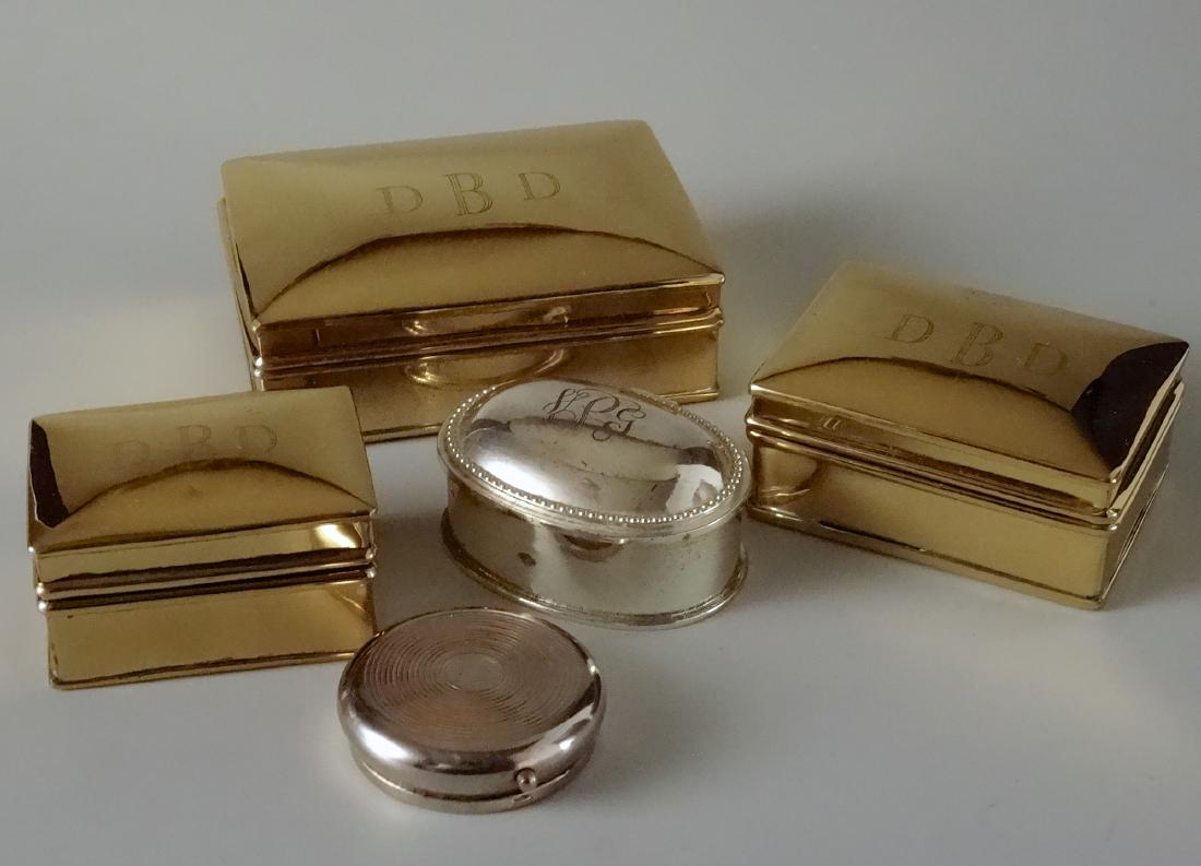 Lot of 5 Metal Trinket Boxes Mans Vanity: Lot of 5 Metal Trinket Boxes Mans Vanity Approximately 4 1/8 x 2 15/16 x 1 7/16; 3 1/8 x 2 3/16 x 1 7/16; 2 9/16 x 1 7/8 x 1 7/16; 2 11/16 x 1 15/16 x 1 5/16 and 2 1/16 inches in diameter.