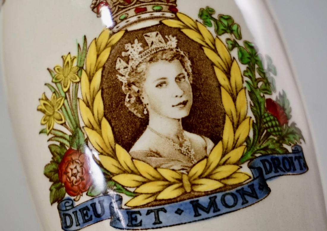 Spode Copeland Queen Elizabeth II Coronation Cup Vase (1 of 7)