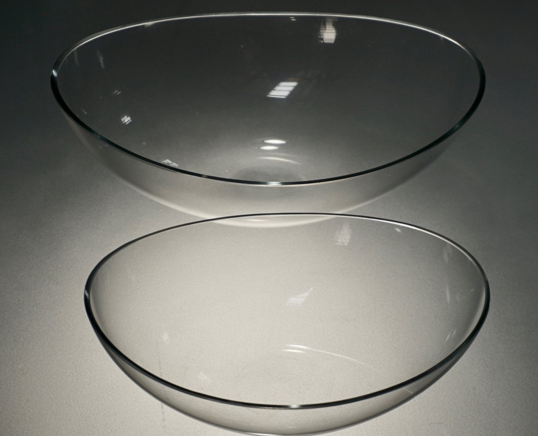 Mid Century Minimalist Clear Glass Oval Bowls Lot of 2: Mid Century Minimalist Clear Glass Oval Bowls Lot of 2 One is approximately 9 7/8 x 7 1/16 x 3 1/4 inches tall. And the second is approximately 7 5/16 x 5 13/16 x 2 13/16 inches tall. Please check bac