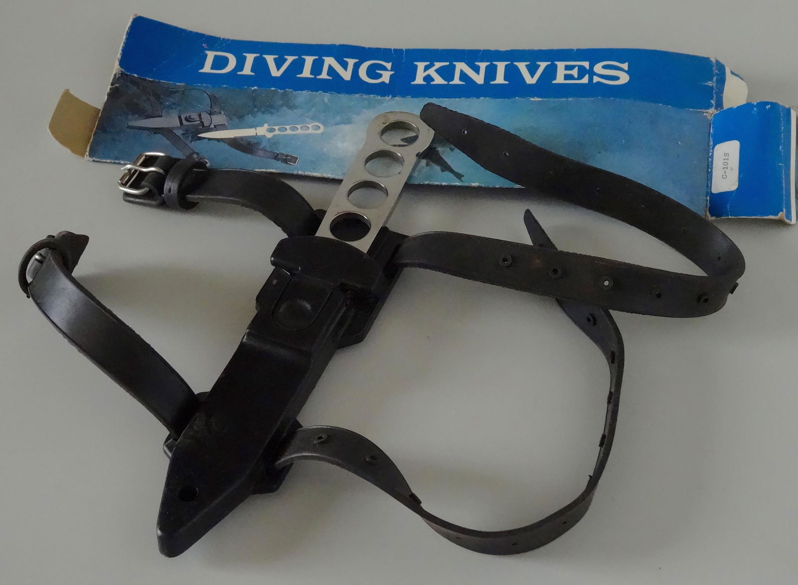 Vintage Diving Solid Steel Blade Knife with Plastic: Vintage Diving Solid Steel Blade Knife with Plastic Scabbards . Approximately 8 5/8" overall. Blade is 3 15/16".