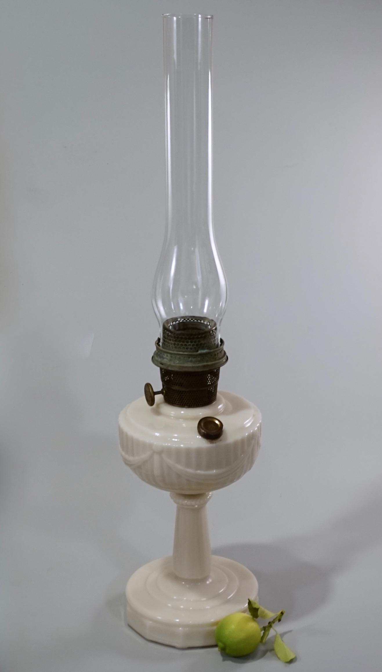 Aladdin Alacite Tall Lincoln Drape Kerosene Lamp (1 of 7)