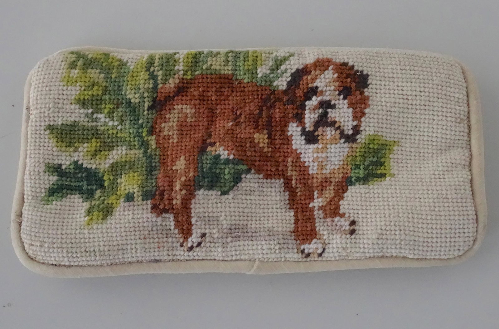 Vintage Dog Needlepoint Bulldog Sunglasses Case: Vintage Dog Needlepoint Bulldog Sunglasses Case Approximately 7å” x 31/2 å”.