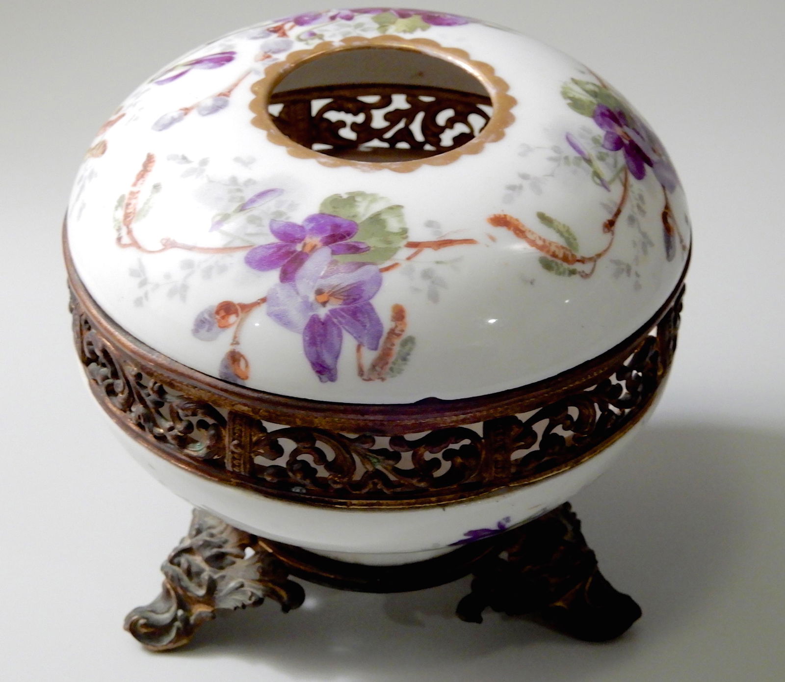 WG & Cie French Limoges Ormolu Mounted Porcelain Vanity (1 of 6)