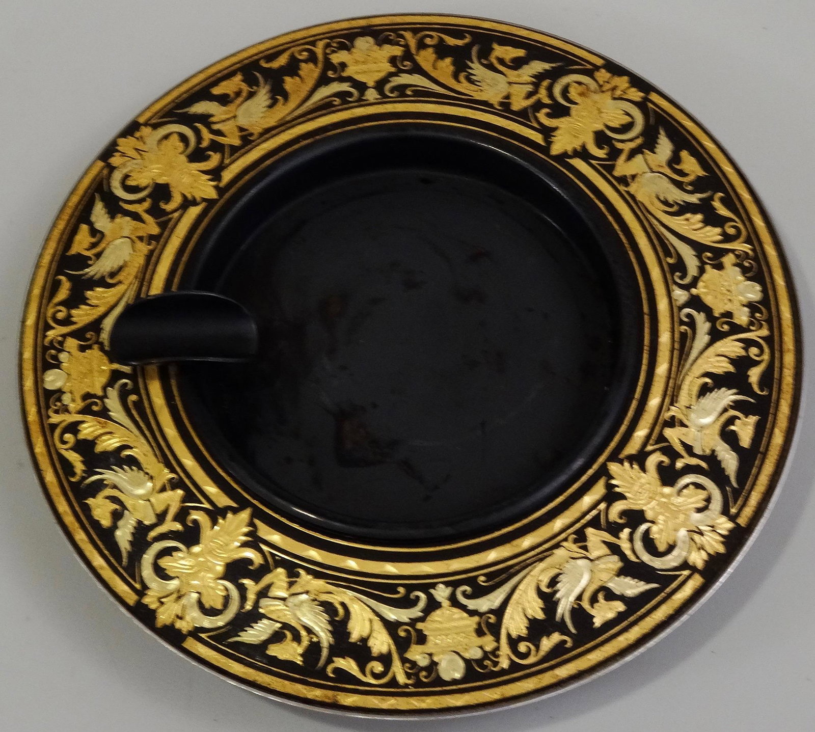 Vintage Damascene Arabesque Ashtray Toledo Spain: Vintage Damascene Arabesque Ashtray Toledo Spain Damasquinado 5 9/16 inches in diameter.