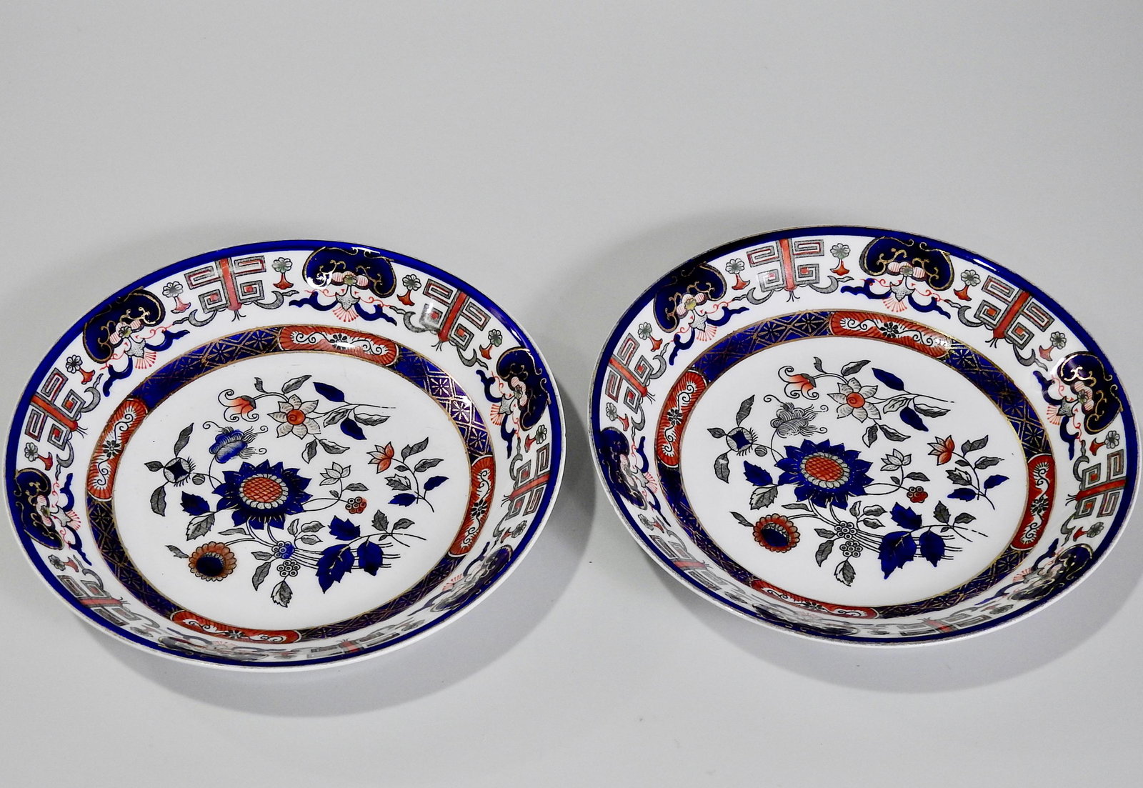 Antique Imari Porcelain Bowls Lot of 2: Antique Imari Porcelain Bowls Lot of 2 Approximately 7 1/2 inches in diameter.