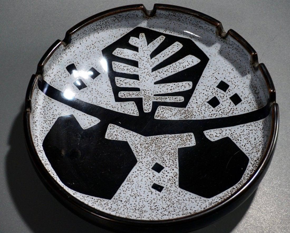Vintage Mid Century Abstract Ashtray Stone Waye Pottery: Vintage Mid Century Abstract Stone Waye Pottery Large Ashtray Approximately 8 inches in diameter.