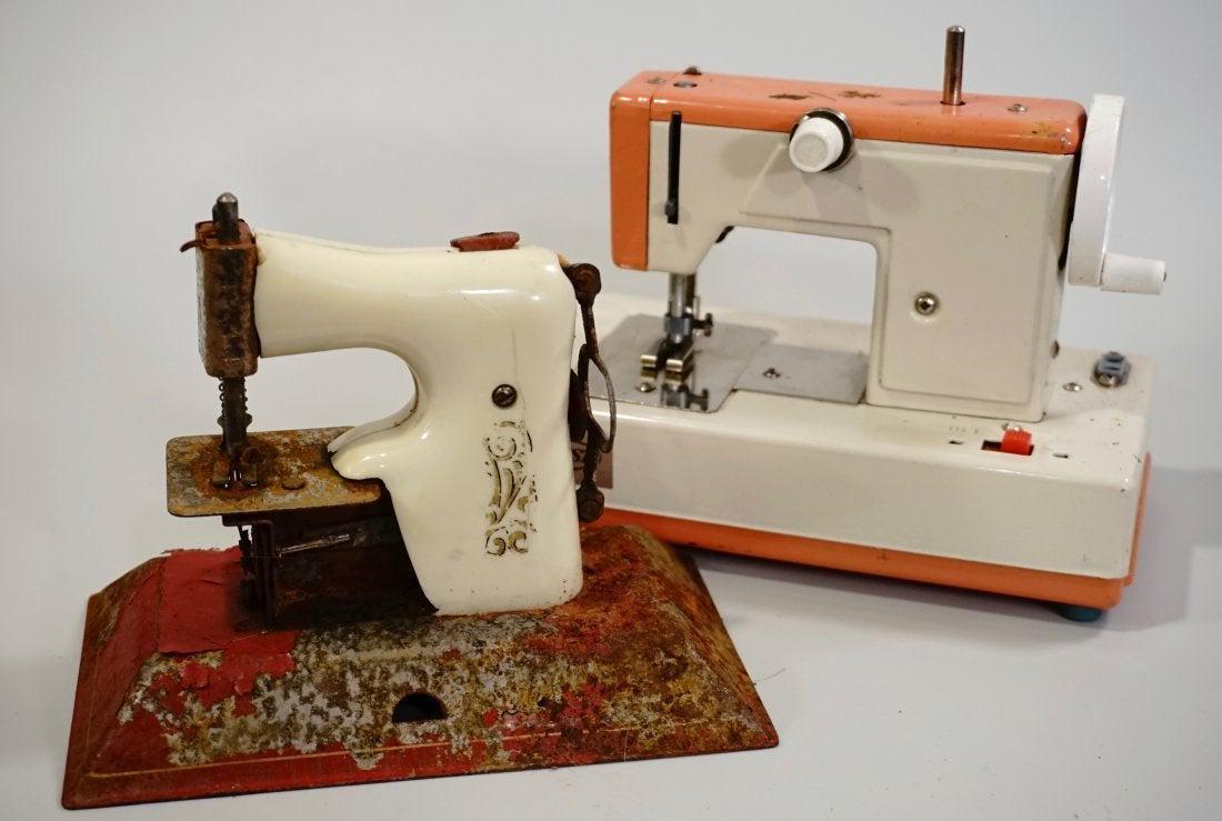 Vintage Miniature Toy Sewing Machine Amcrest Little Bet (1 of 9)