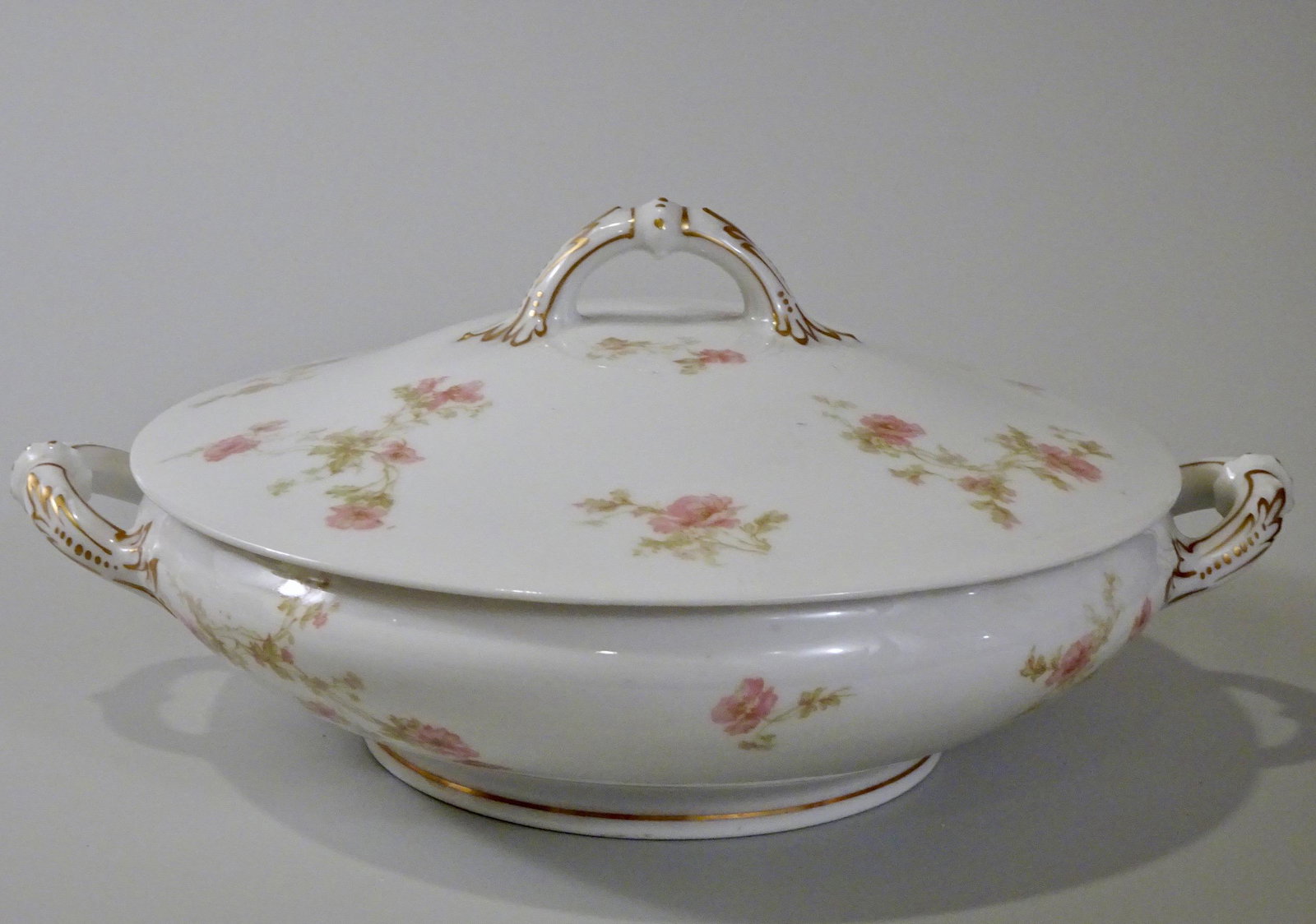 Haviland Limoges Soup Tureen Antique French Porcelain: Haviland Limoges Soup Tureen Antique French Porcelain Approximately 10 1/2 x 8 3/8 x 4 7/8 inches.