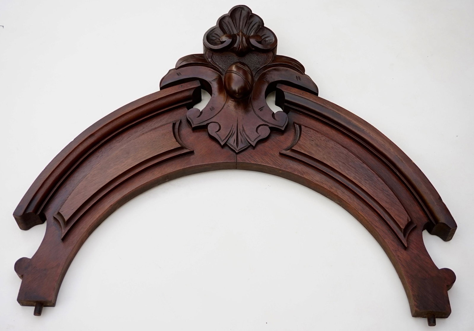 Carved Walnut Keystone Header Antique Salvage: Carved Walnut Keystone Header Antique Salvage Approximately 25 13/16 x 23 x 2 9/16 inches.