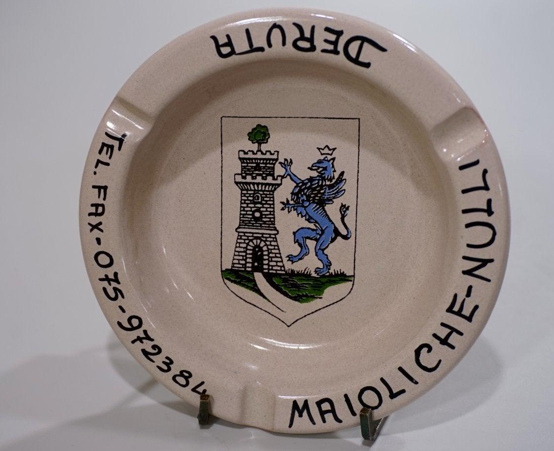 Italian Pottery Ashtray Deruta Maioliche Nulli: Italian Pottery Ashtray Deruta Maioliche Nulli Approximately 5 5/8 inches in diameter.