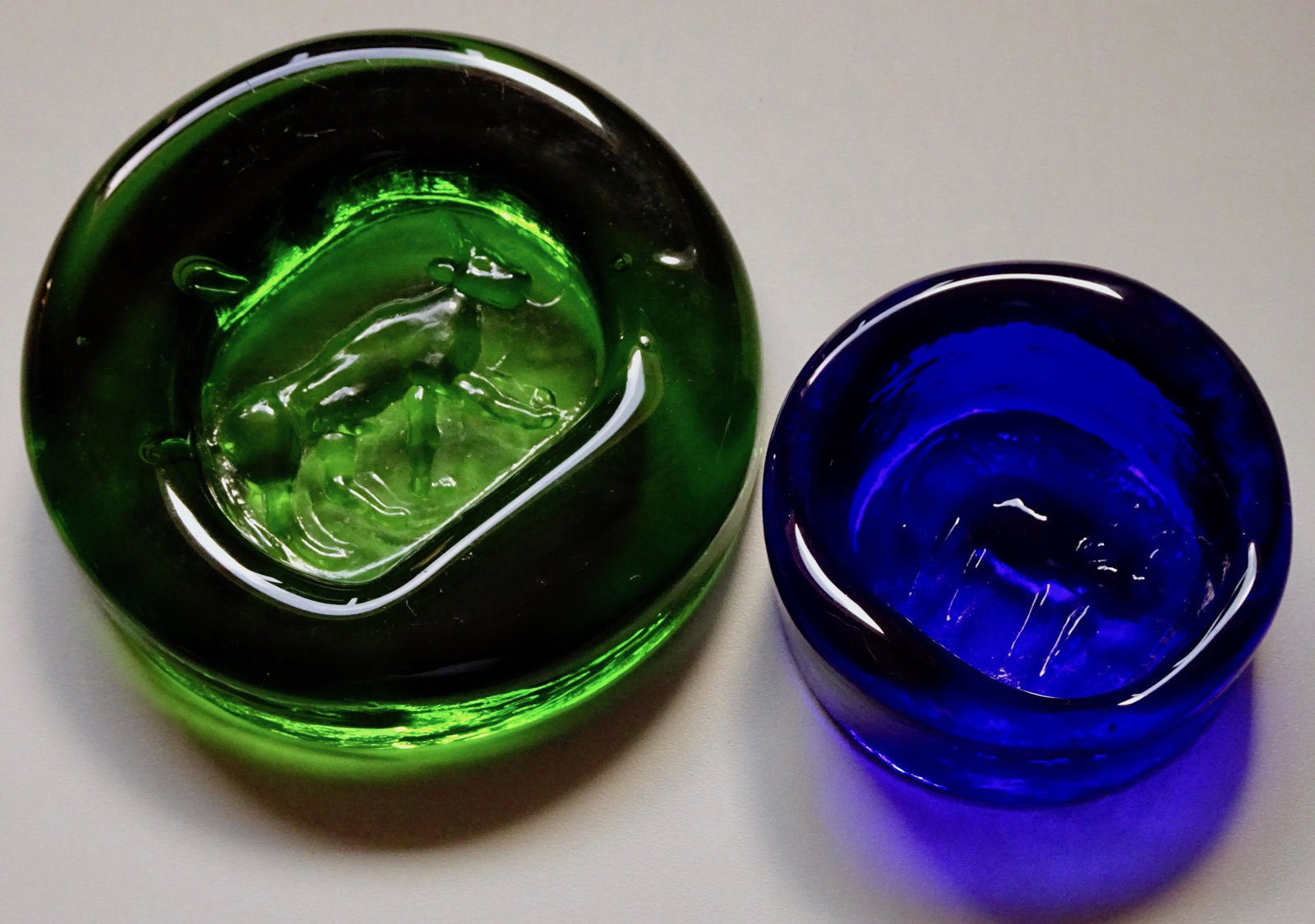Modern Cat Cow Art Glass Paperweight Ashtray Lot of 2: Modern Cat Cow Art Glass Paperweight Ashtray Lot of 2 Approximately 4 1/4 and 2 15/16 inches in diameter.