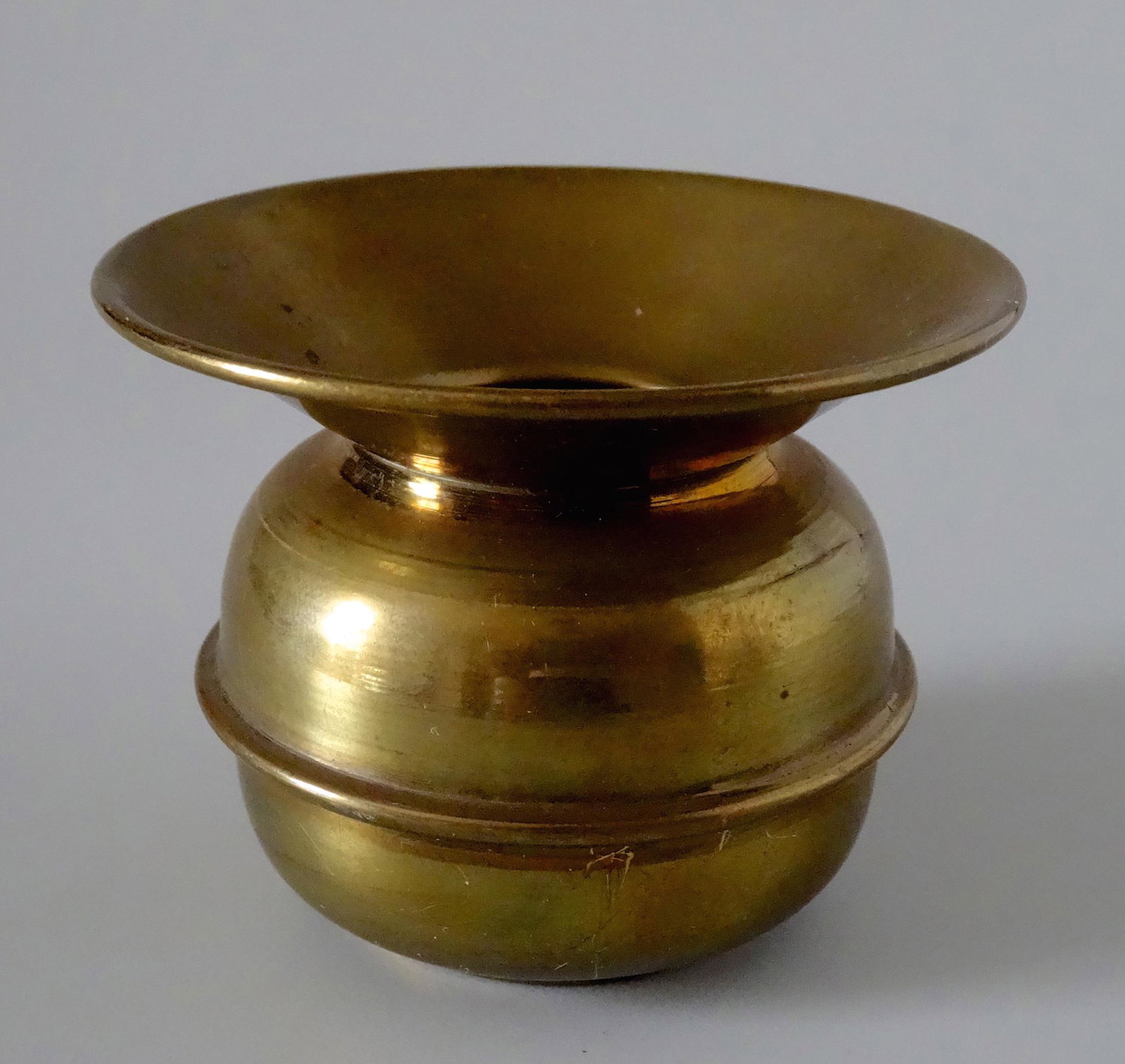 Miniature Antique Brass Spittoon Doll House Salesman: Miniature Antique Brass Spittoon Doll House Salesman Sample Approximately 2 3/4 inches in diameter x 2 3/16 inches tall.