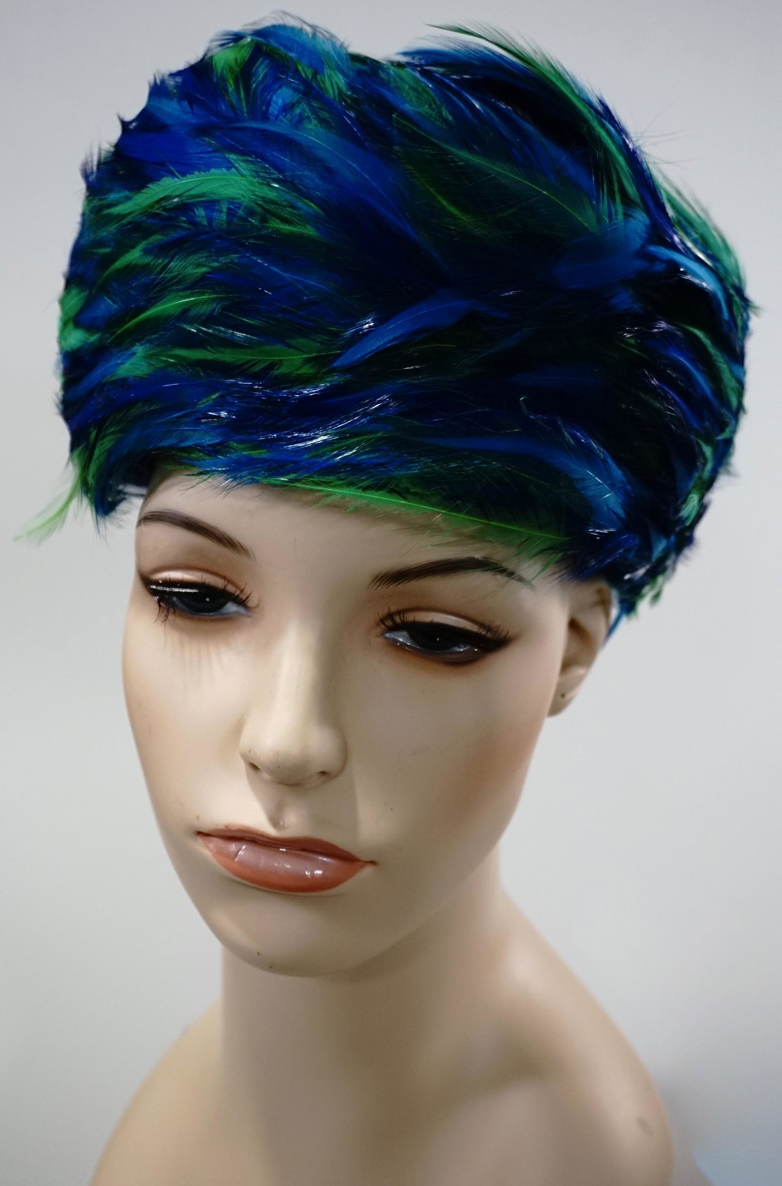 Feather Hat Sears Millinery Vintage Fashion: Feather Hat Sears Millinery Vintage Fashion Approximately 22 inches in circumference.