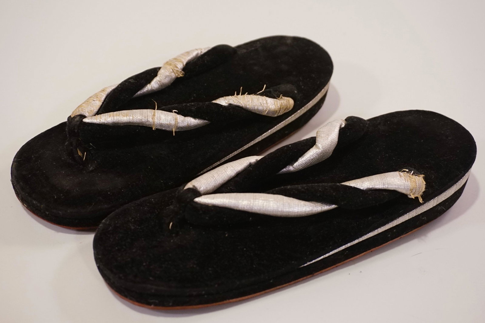 Vintage Japanese Geisha Zori Sandal Shoes: Vintage Japanese Geisha Zori Sandal Shoes Approximately 9 1/4 x 3 1/4 inches.