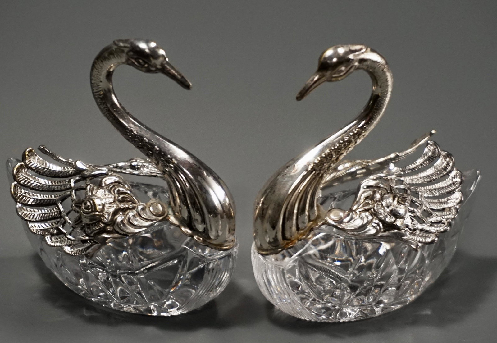Vintage Swan Salt Cellar Moveable Wings Lot of 2: Vintage Swan Salt Cellar Moveable Wings Lot of 2 Approximately 3 1/16 inches tall.