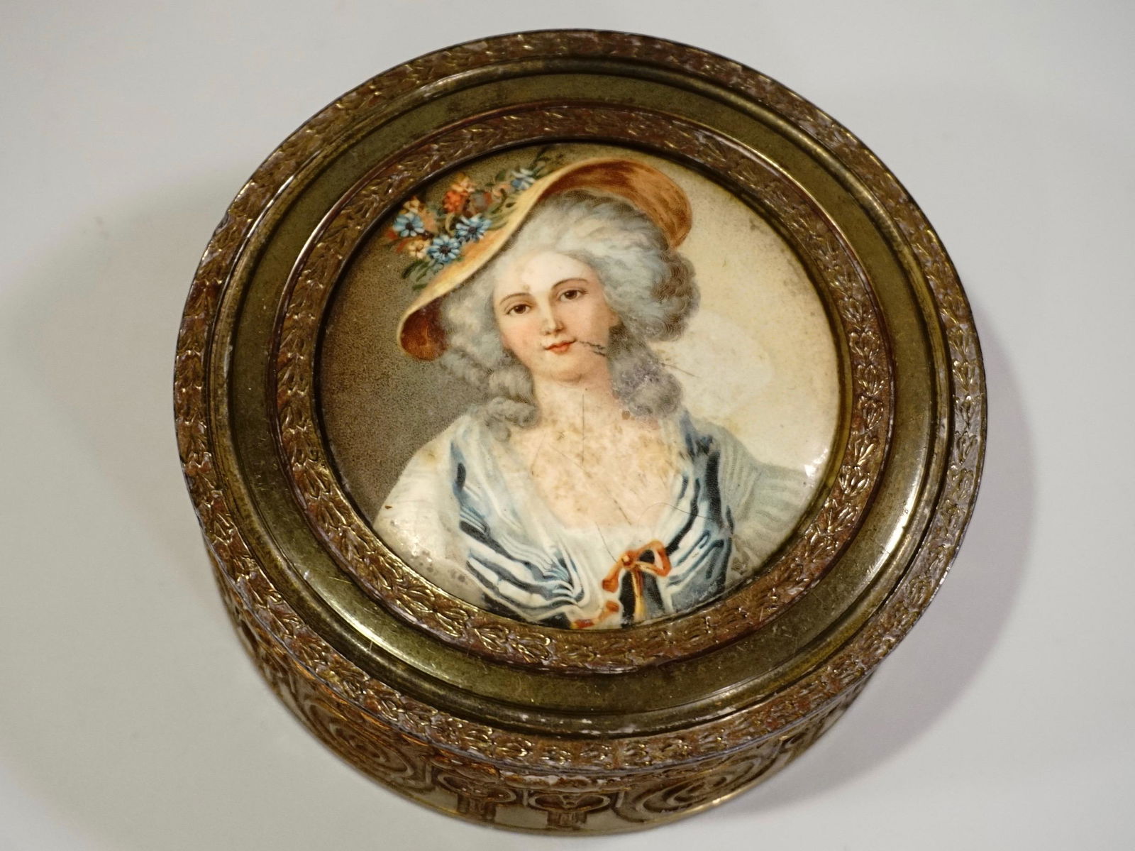 Vintage Round Vanity Trinket Powder Box (1 of 6)