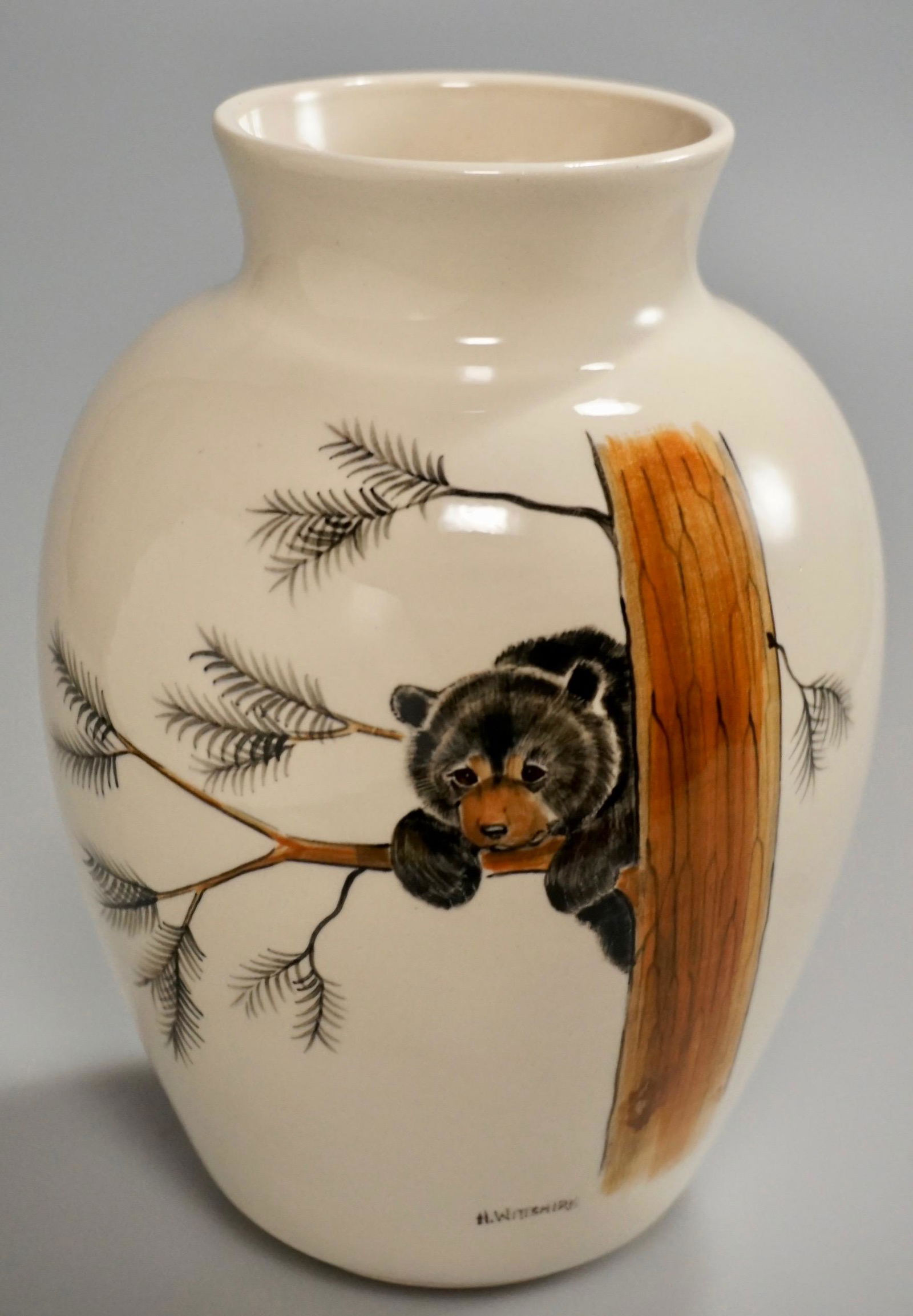 Vintage Alaskan Brown Bear Hand Painted Vase Artist (1 of 7)