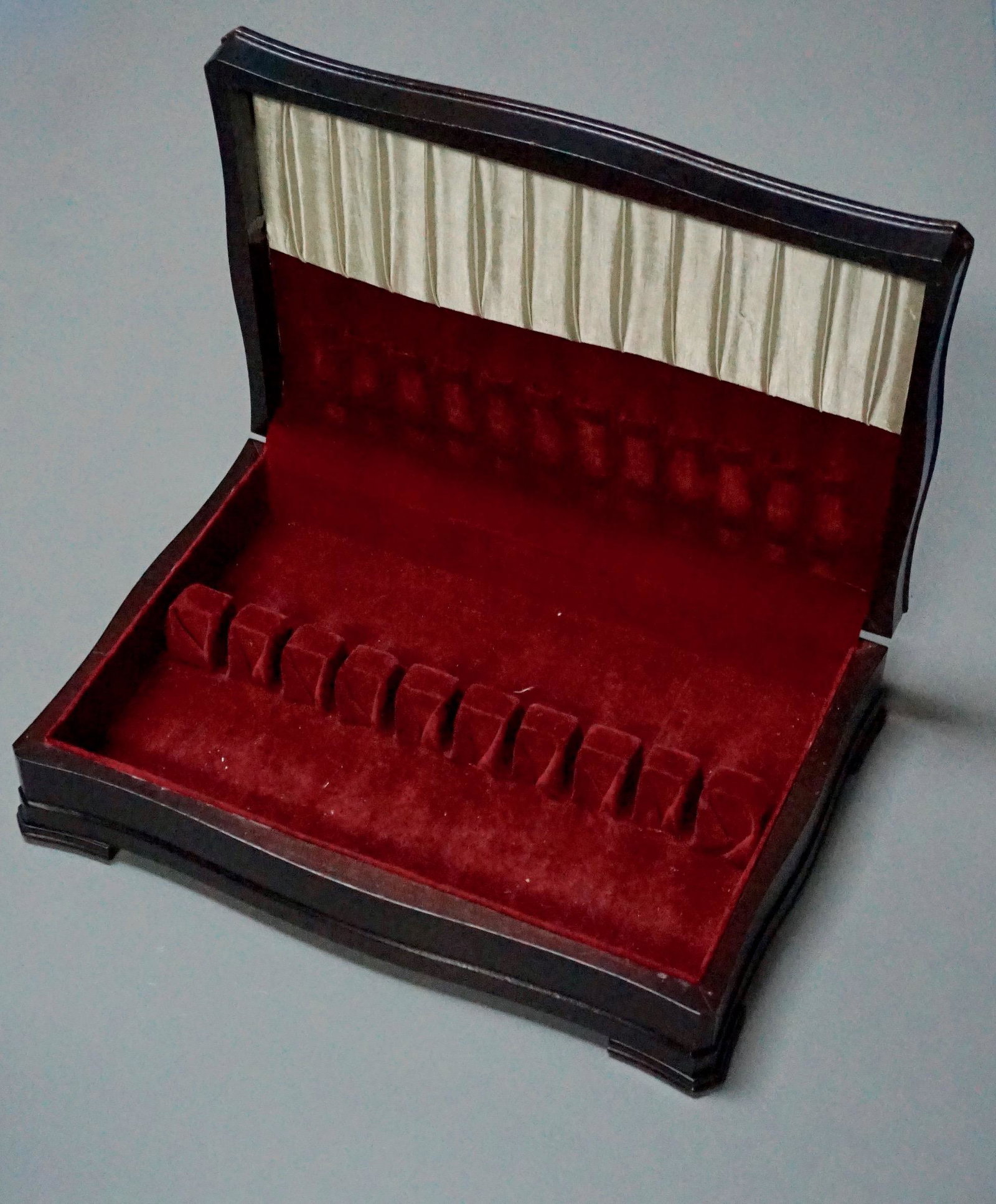 Vintage Wooden Silverware Chest Anti Tarnish Oneida: Vintage Wooden Silverware Chest Anti Tarnish Oneida Laboratories Ltd Flatware Box Approximately 17 3/4 x 12 1/8 x 3 7/8 inches.