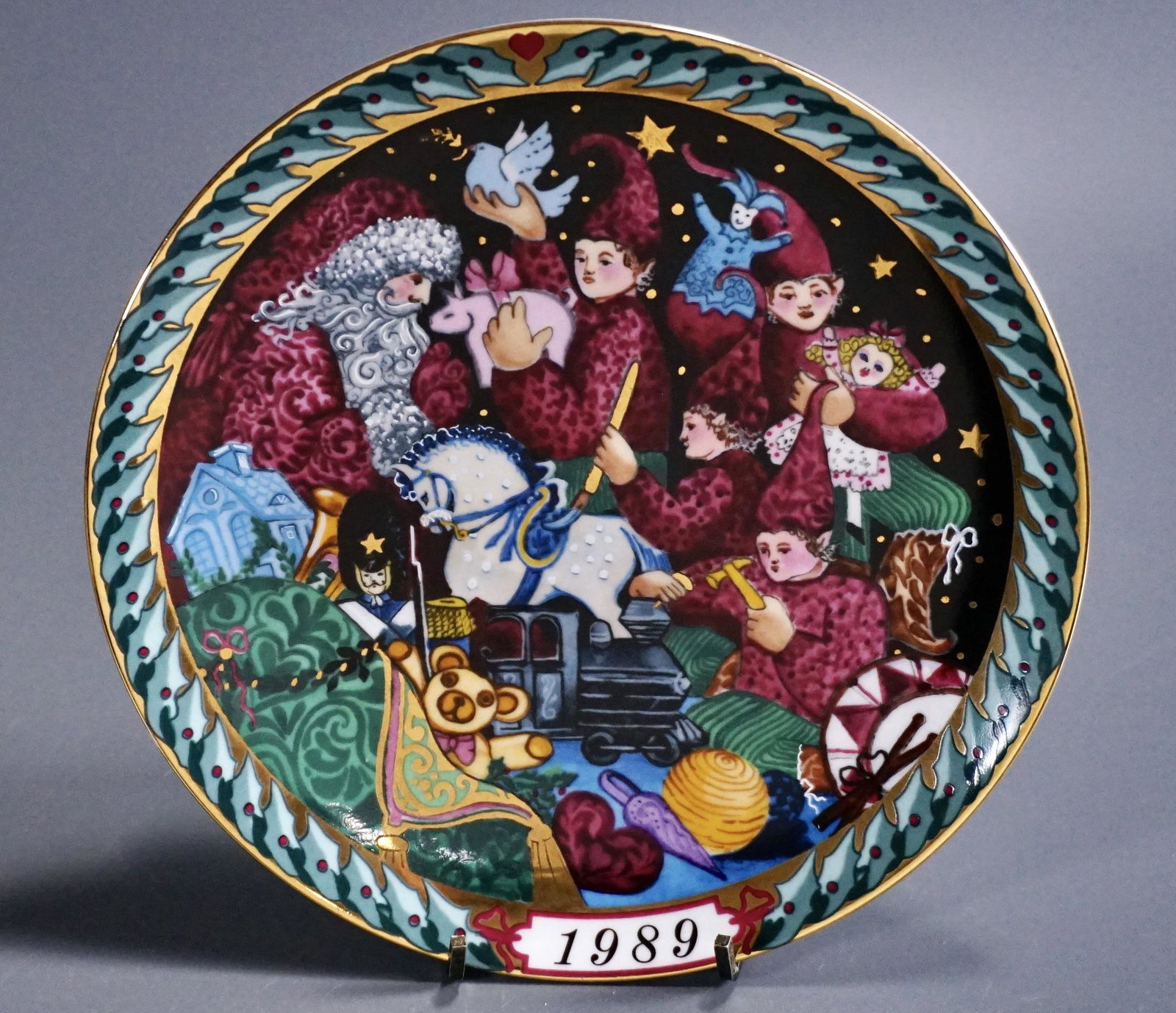 Santa Claus Workshop 1989 Collectable Plate B&G: Santa Claus Workshop 1989 Collectable Plate B&G Copenhagen Porcelain Julemandens Voerksted Approximately 8 inches in diameter.