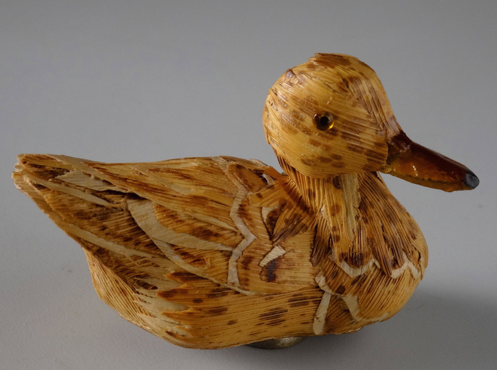 Folk Duck Lamp Shade Finial: Folk Duck Lamp Shade Finial Part of a large collection of unique and unusual lamp finials, which we will be auctioning.Standard 1/4-27 thread would fit any standard lamp harp. Approximately 3 x 1 7/8 