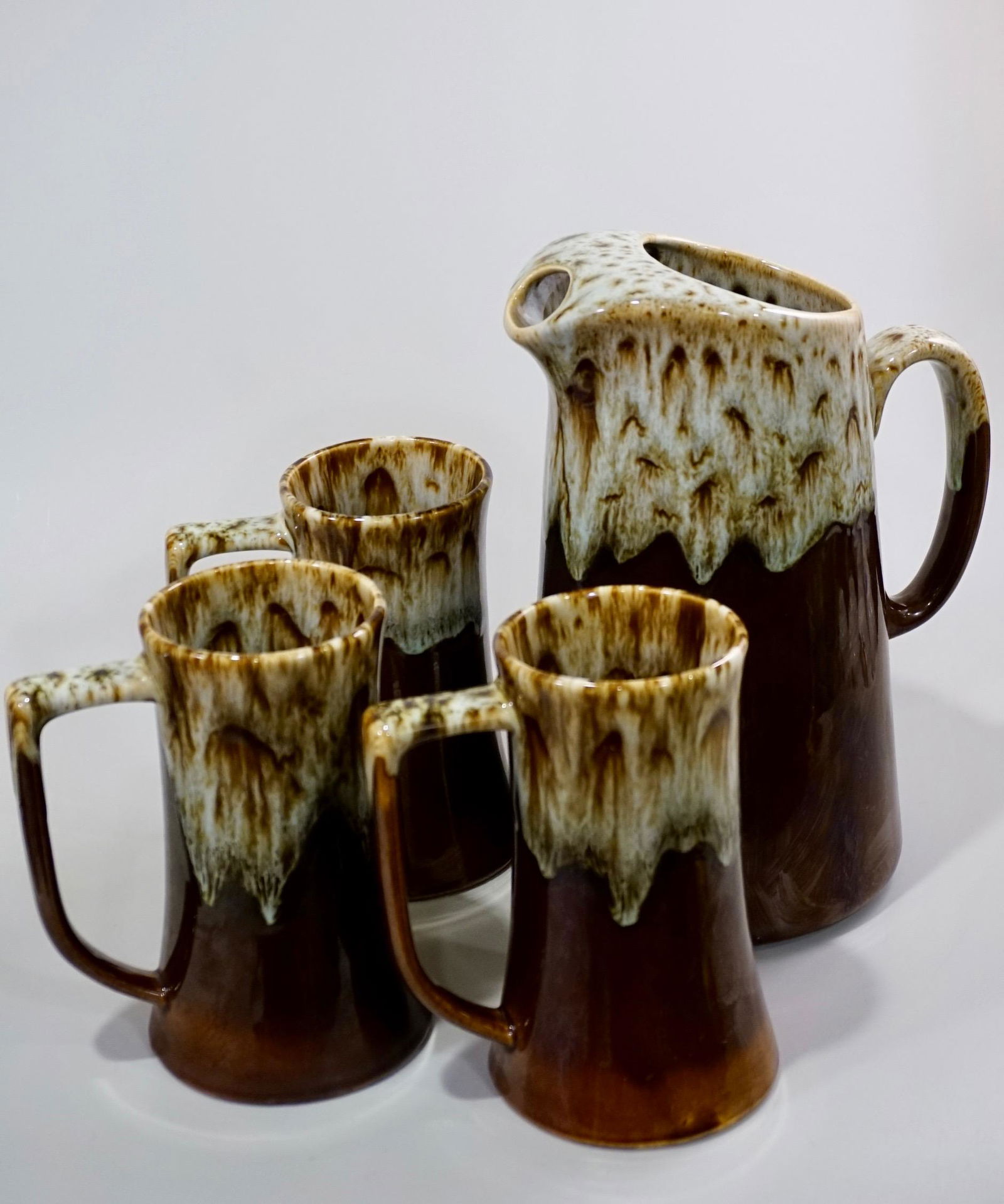 Vintage Pfaltzgraff Brown Drip Glaze Pitcher 3 Mugs Set (1 of 4)