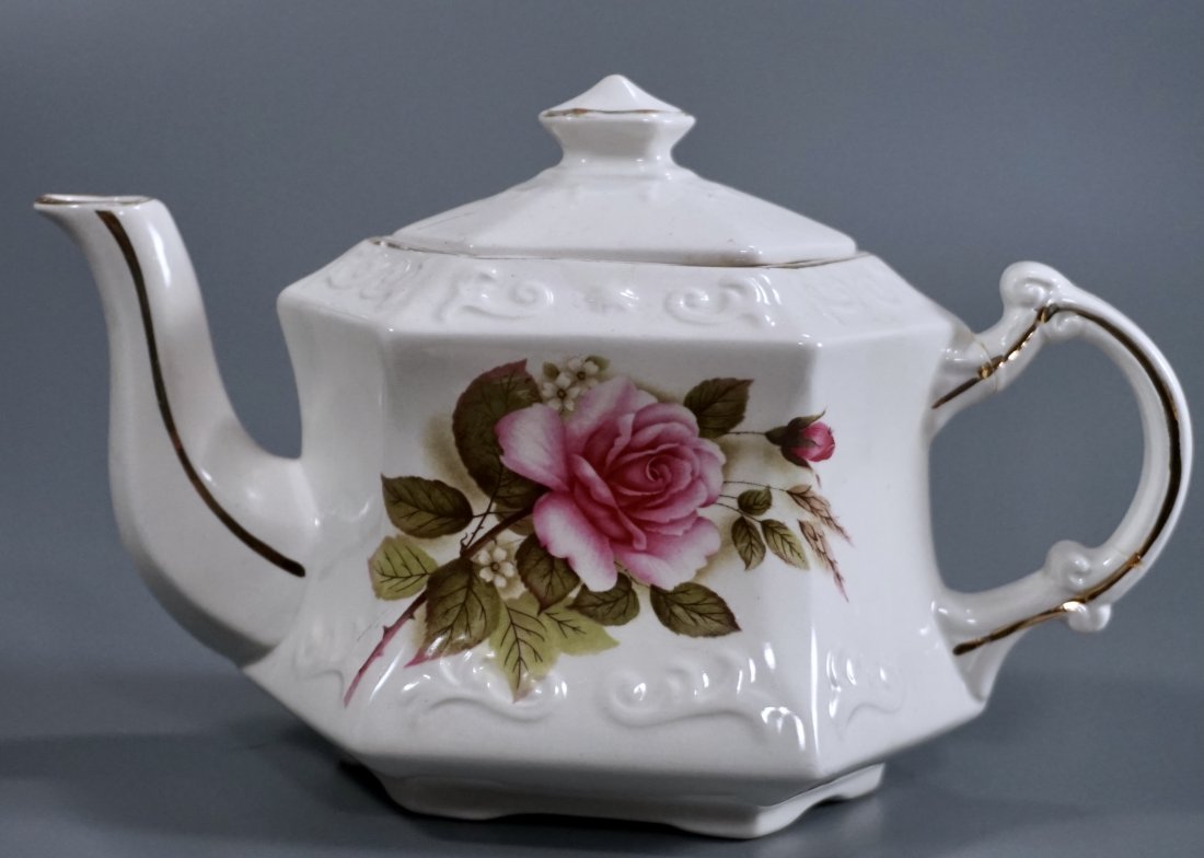 Wood & Sons Ellgreave Ironstone Pink Rose Teapot Englan: Wood & Sons Ellgreave Ironstone Pink Rose Teapot England Approximately 7 7/8 x 4 x 4 7/8 inches tall overall.
