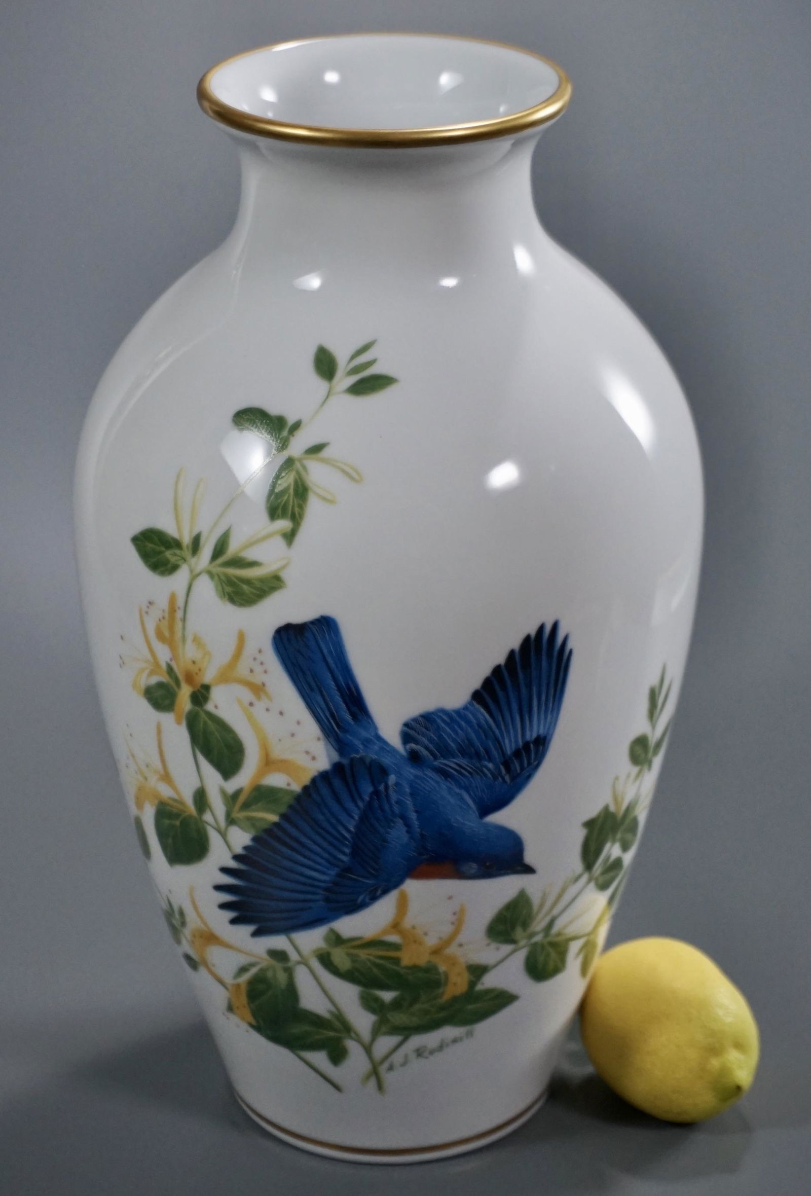 A.J.Rudisill Franklin Mint Porcelain Vase Bluebirds of (1 of 11)