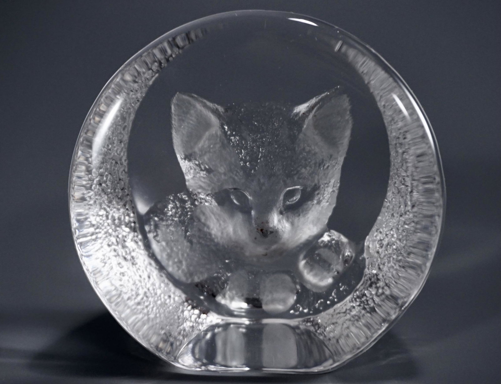 Kitten Cat Signed Art Glass Paperweight: Kitten Cat Signed Art Glass Paperweight Approximately 2 3/4 inches in diameter.