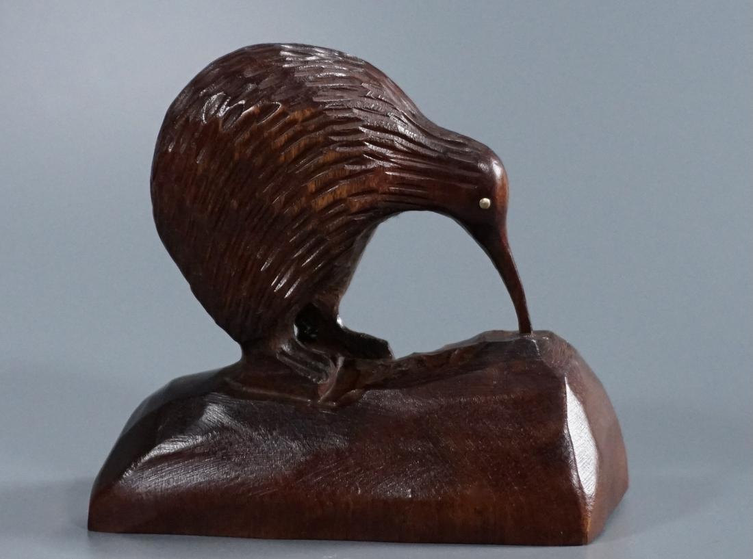 Mid Century Minimalist Kiwi Bird Carving New Zealand: Mid Century Minimalist Kiwi Bird Carving New Zealand Approximately 4 1/8 x 2 x 3 3/4 inches tall.