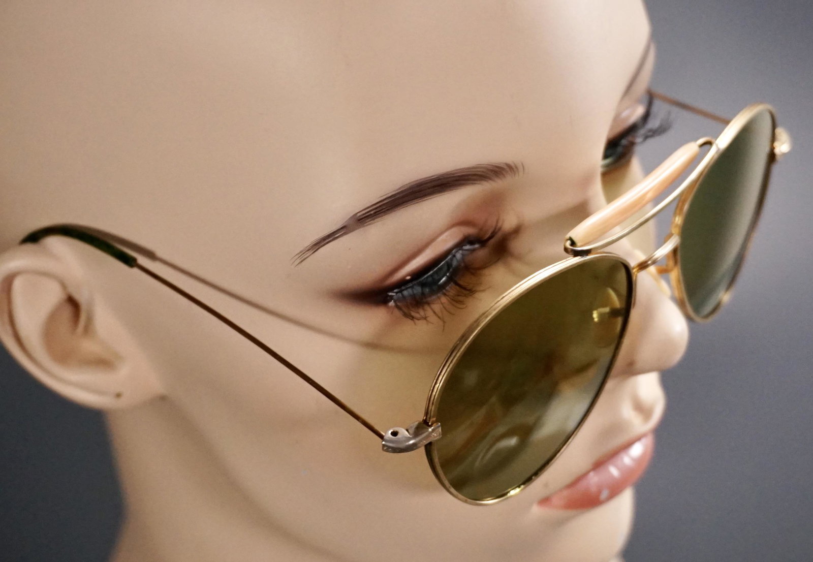 Vintage Sunglasses Green Glass Aviator Police Style: Vintage Sunglasses Green Glass Aviator Police Style Approximately 5 7/8 wide x 4 7/16 inches adjustable deep.