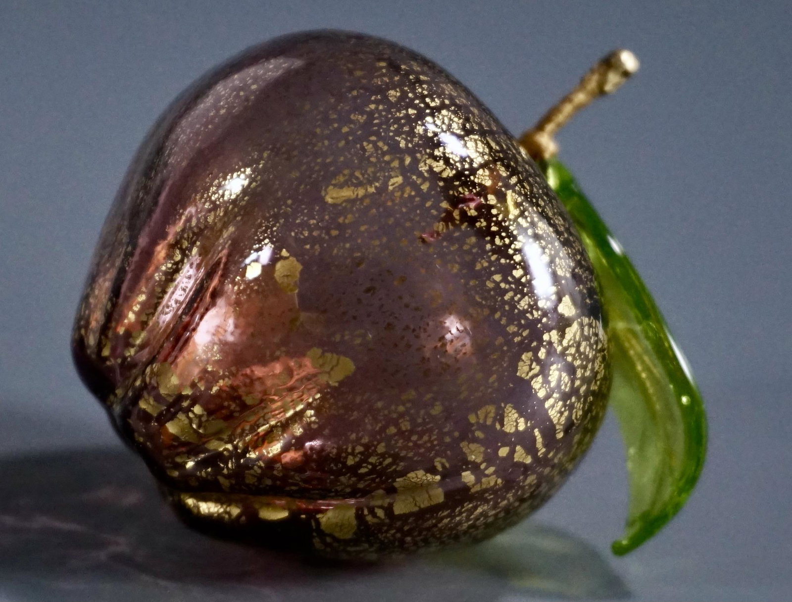Gold Flaked Murano Art Glass Italian Apple: Gold Flaked Murano Art Glass Italian Apple Approximately 2 3/4 inches tall overall.