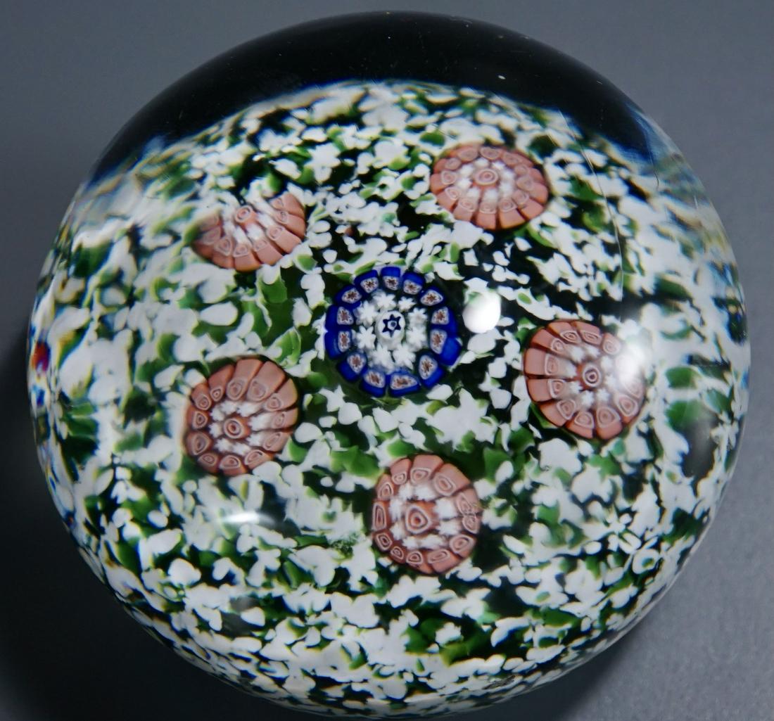Vintage Art Glass Paperweight: Vintage Art Glass Paperweight Approximately 2 1/8 x 3 inches in diameter.