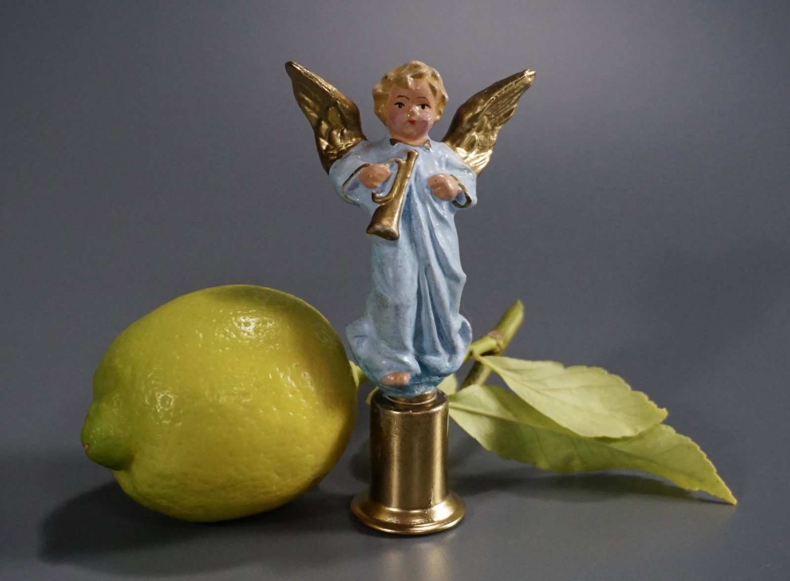 Holiday Lamp Shade Finial Trumpeting Angel Vintage Chri (1 of 7)