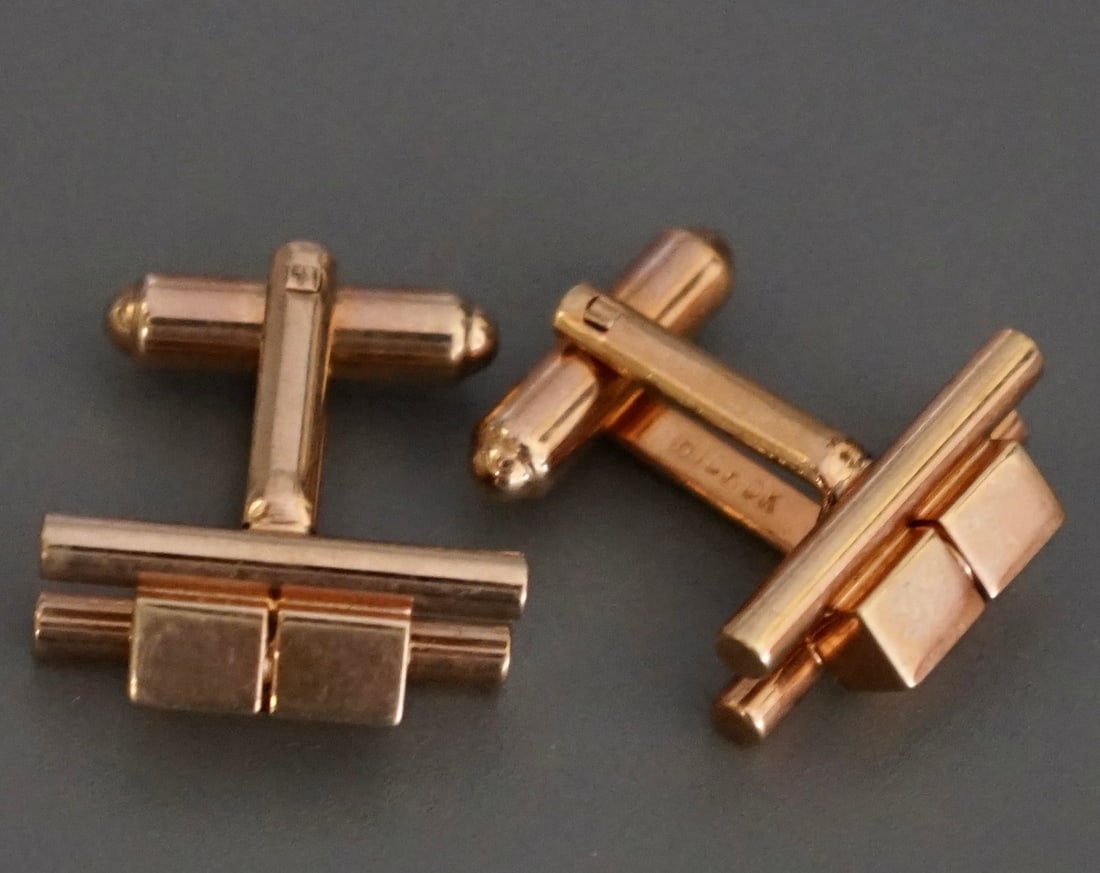 Art Deco Geometric Rose Gold Tone Cufflinks: Art Deco Geometric Rose Gold Tone Cufflinks Approximately 5/16 x 7/8 inches. Shipping Estimate: SHIPTHEBAY estimate for shipping of this lot in the Continental US is $20, which includes pick up, packi