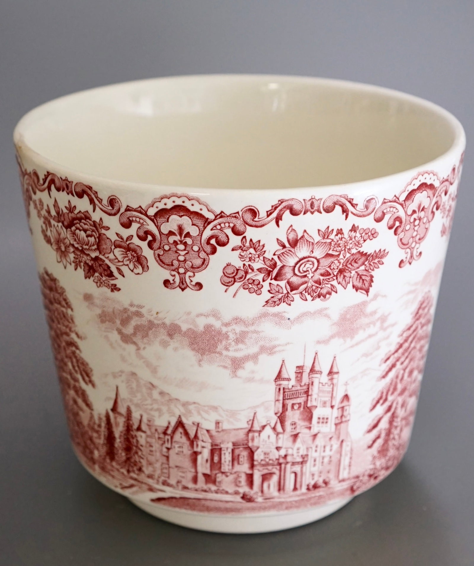 Enoch Wedgwood English Red Transferware Cachepot Tower of London Windsor Castle Royal Homes of: Enoch Wedgwood English Red Transferware Cachepot Tower of London Windsor Castle Royal Homes of Britain Approximately 5 3/4 inches tall x 6 1/2 inches in diameter.
