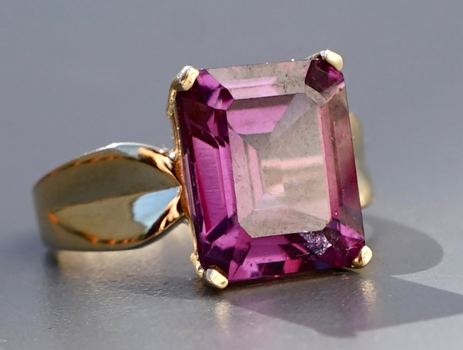 14k Gold Ring Marked 14k: 14k Gold Ring Marked 14k Approximately size 7 1/2. Shipping Estimate:SHIPTHEBAY estimate for shipping of this lot in the Continental US is $20, which includes pick up, packing and actual shipping cost