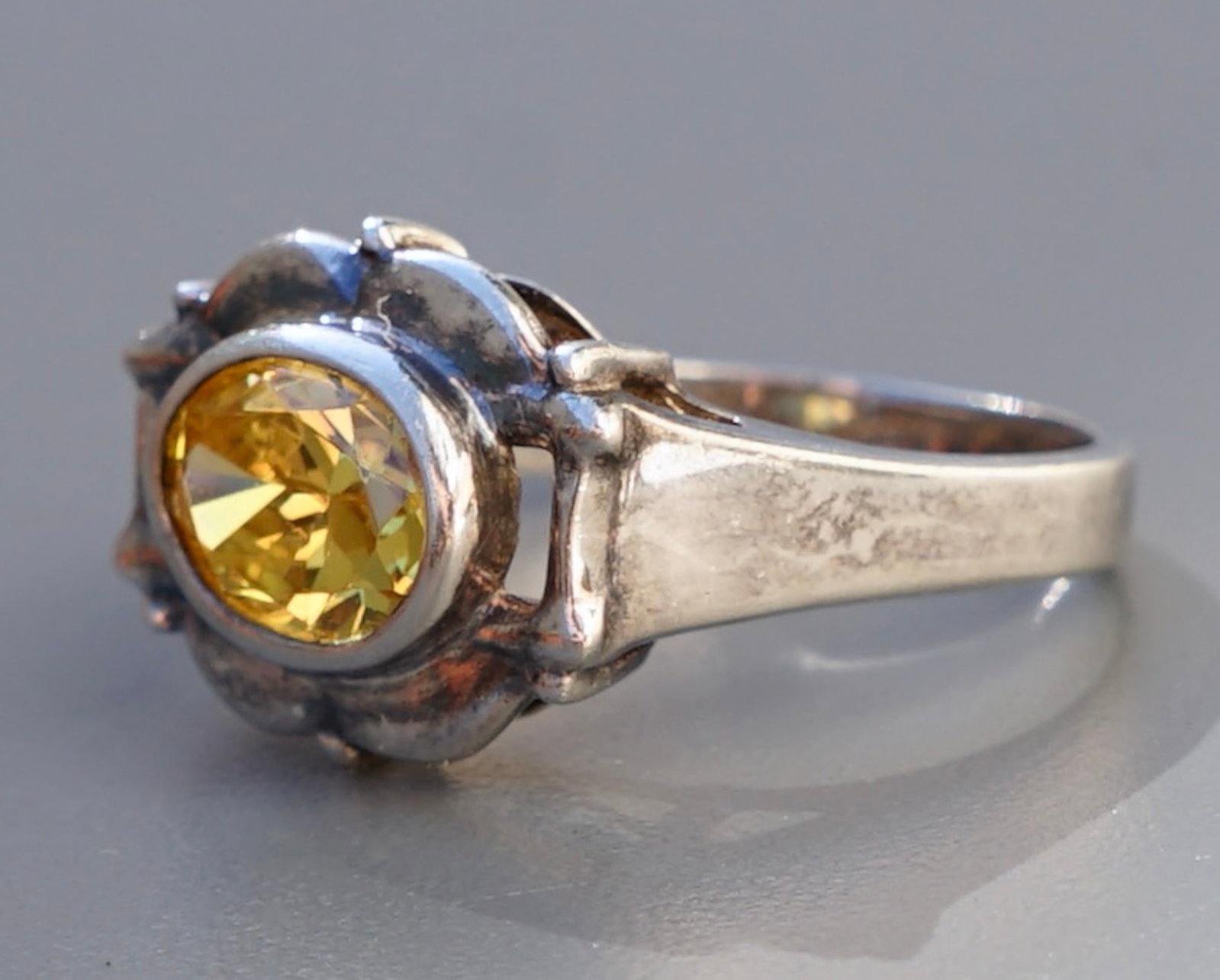 Korean 925 Sterling Silver Ring Marked Korea 925: Korean 925 Sterling Silver Ring Marked Korea 925 Approximately size 8. Shipping Estimate:SHIPTHEBAY estimate for shipping of this lot in the Continental US is $20, which includes pick up, packing and 