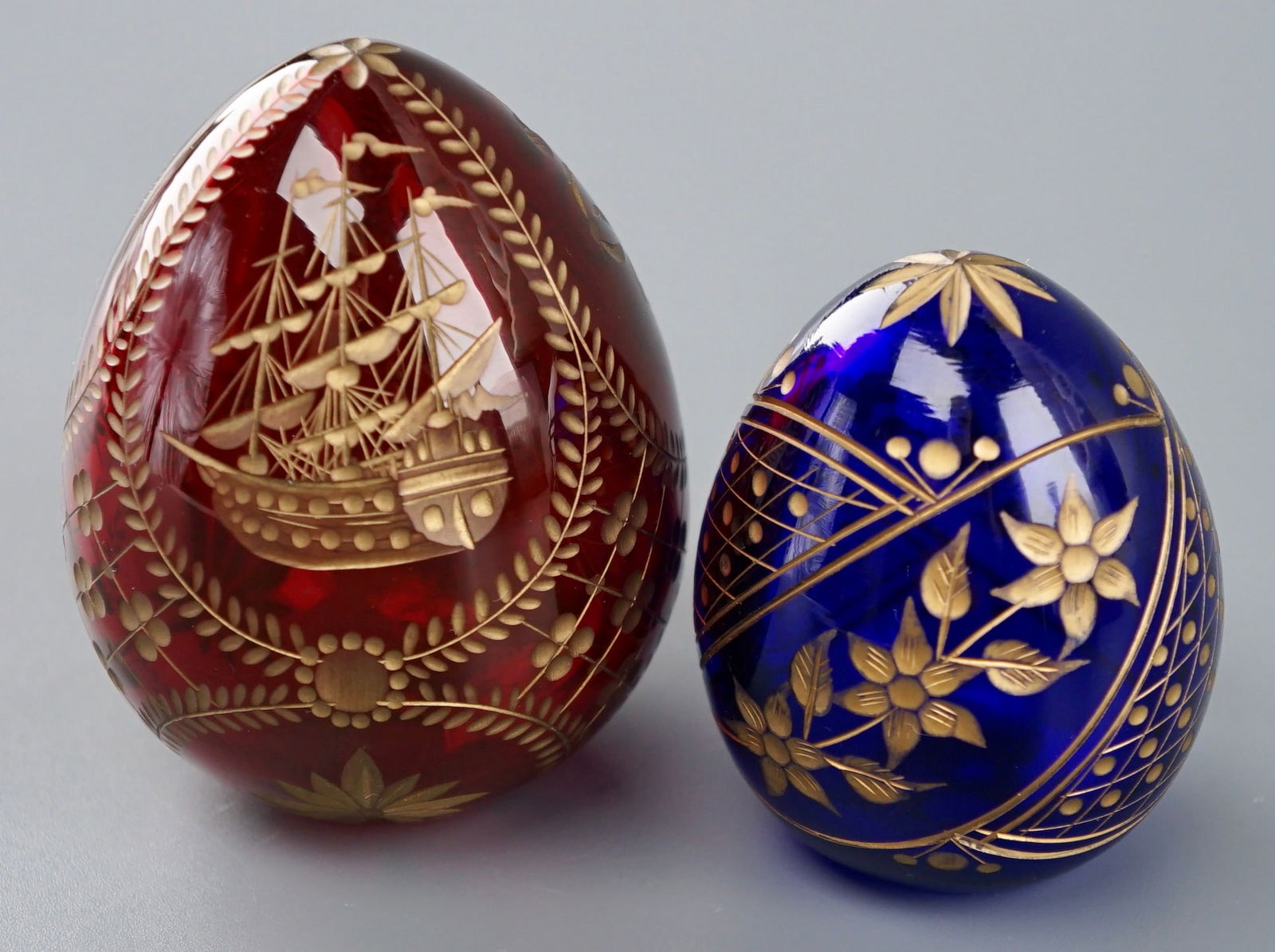 Russian Etched Art Glass Egg Emerald Green Ruby Red Lot of 2: Russian Etched Art Glass Egg Emerald Green Ruby Red Lot of 2 Approximately 2 3/8 and 3 inches tall.