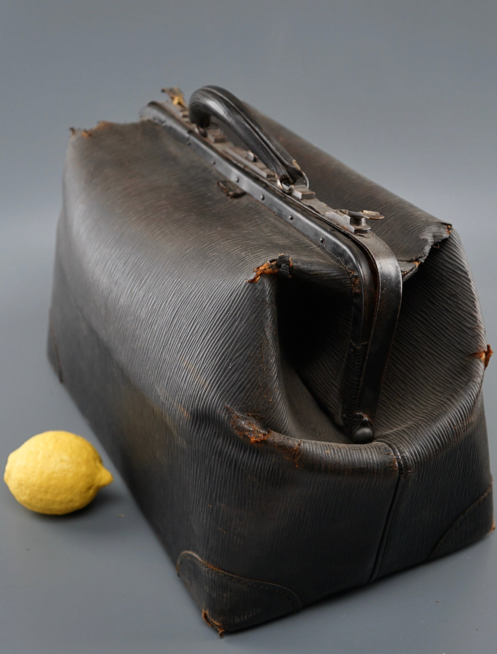 Antique Doctor Bag Black Duffle Medical Bag: Antique Doctor Bag Black Duffle Medical Bag Approximately 15 1/2 x 9 x 11 inches tall without the handle. Shipping Estimate:SHIPTHEBAY estimate for shipping of this lot in the Continental US is $36, w