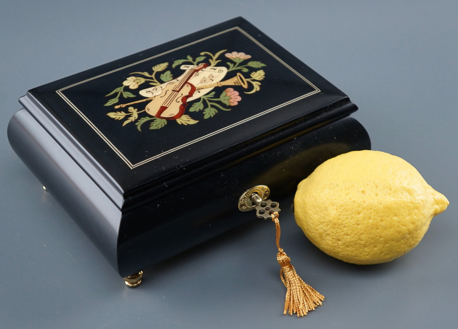 Italian Music Jewelry Box Plays Phantom of the Opera Tune: Italian Music Jewelry Box Plays Phantom of the Opera Tune Approximately 6 5/8 x 5 x 3 inches tall. Shipping Estimate:SHIPTHEBAY estimate for shipping of this lot in the Continental US is $20, which in