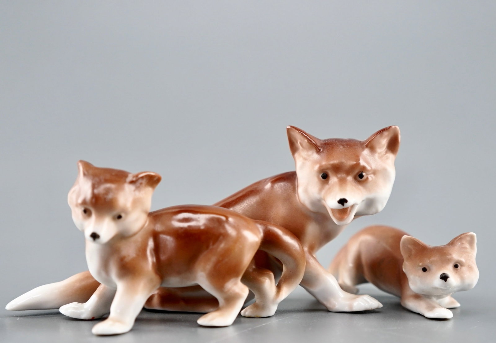 Red Fox Family Lot of 3 Porcelain Figurines: Red Fox Family Lot of 3 Porcelain Figurines Mother fox is approximately 5 3/8 x 2 1/2 x 2 3/8 inches tall. Shipping Estimate:SHIPTHEBAY estimate for shipping of this lot in the Continental US is $20, 